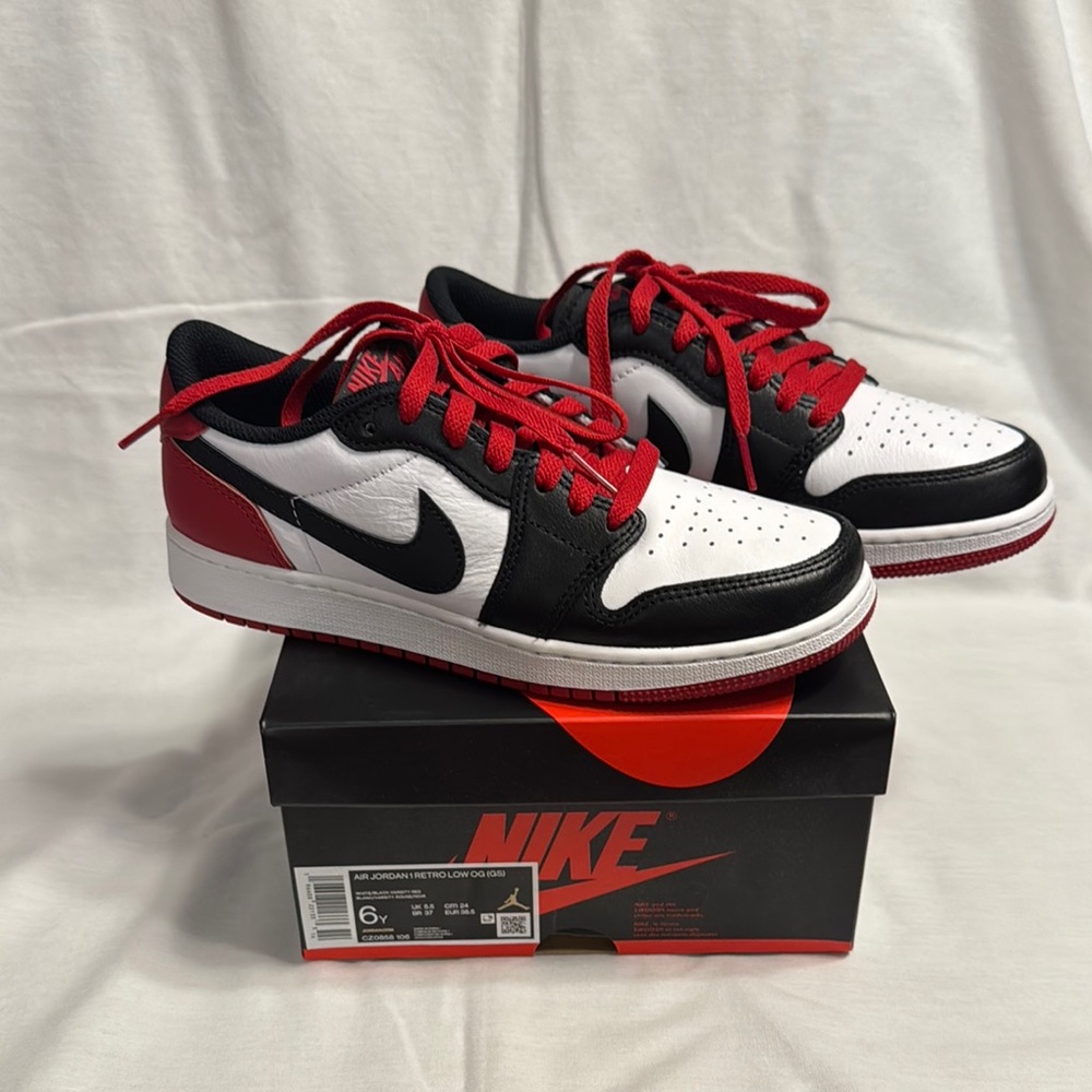 NIB-Nike Air Jordan 1 Low Red Black White Sneakers Kids Sz. 6Y